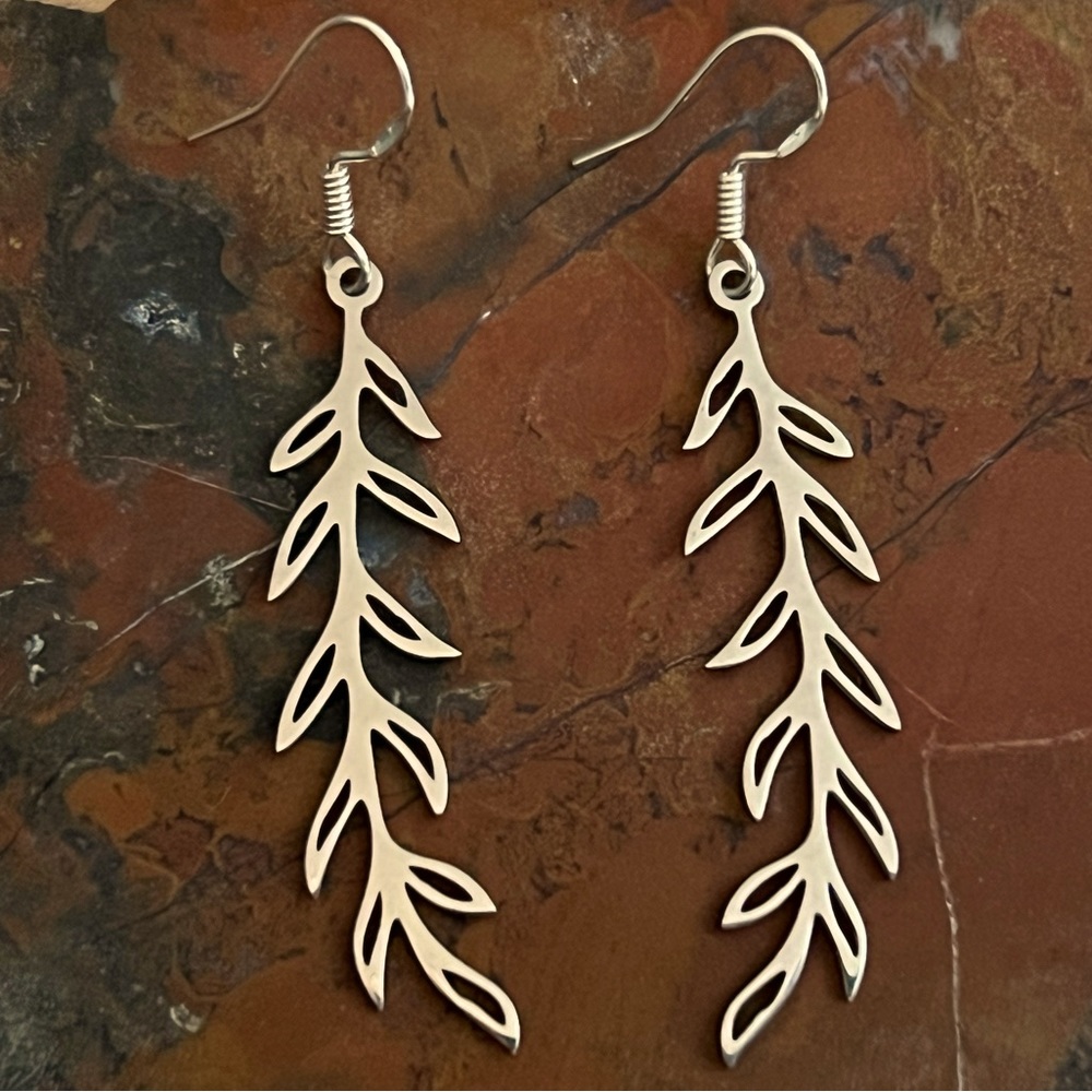 New Beautiful Leaf Earrings With 925 Silver Ear Wire Hooks